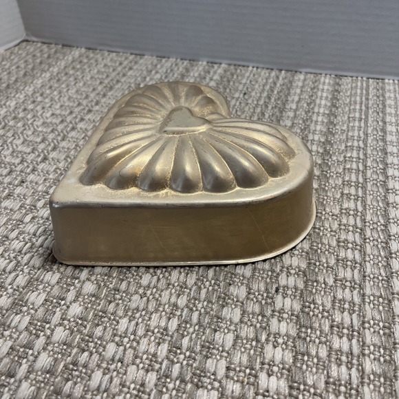 Vintage Heart Cake Mold Pan‎ Fluted Valentine's Day Baking Kitchen Decor - Picture 7 of 9